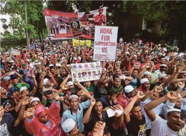  ??  ?? Members of the Rohingya communityg­athering outside theMyanmar embassy inKuala Lumpur on Friday.