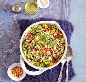  ?? Foto: Anke Schütz, dpa ?? Blumenkohl lässt sich fein zu Couscous zerteilen und peppt den klassichen Taboulé Salat auf.