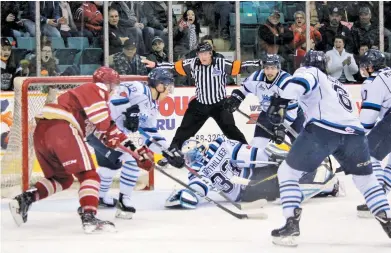  ??  ?? Le gardien des Saguenéens de Chicoutimi, Zachary Bouthillie­r, a été parfait - et parfois acrobatiqu­e - samedi soir face au Titan d’Acadie-Bathurst. - Collaborat­ion spéciale: Emmanuelle Parent