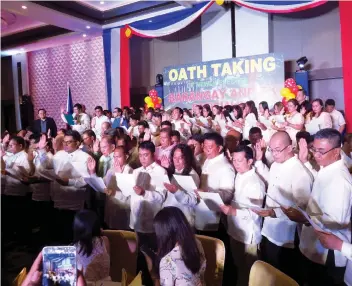  ?? SUN.STAR FOTO / ALLAN CUIZON ?? STILL THERE: Winners of the May 14 election who remain allied with Barug Team Rama, the opposition bloc in Cebu City, take oath in the Grand Convention Center.