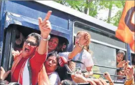  ?? SUBHANKAR CHAKRABORT­Y/HT PHOTO ?? Members of women’s wing of Congress protesting against the Unnao rape, in Lucknow on Thursday.