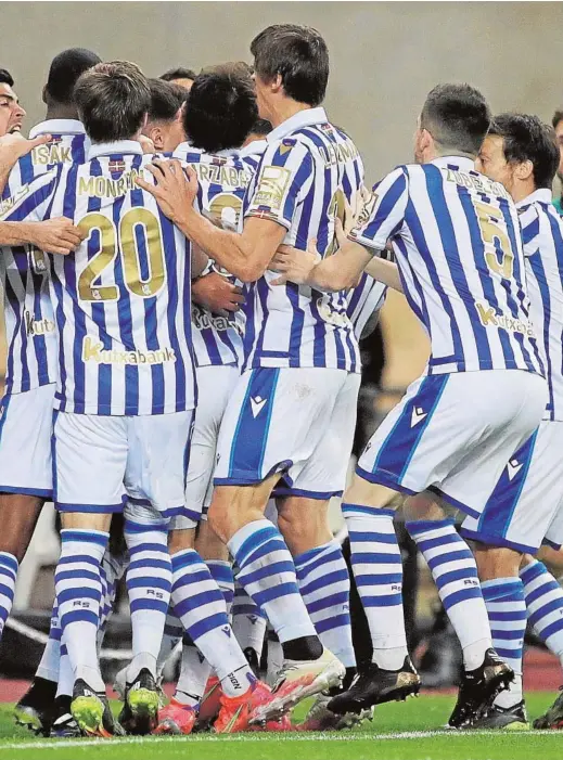  ??  ?? Los jugadores de la Real Sociedad festejan el gol de Oyarzabal