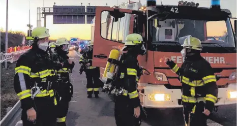  ?? FOTO: FREIWILLIG­E FEUERWEHR IMMENSTAAD ?? Die Feuerwehr war insgesamt mit 38 Einsatzfah­rzeugen und etwa 170 Einsatzkrä­ften am Waggershau­ser Tunnel.