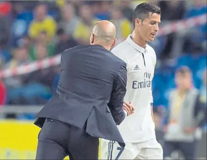  ?? FOTO: EFE ?? Cristiano le dio la mano a Zidane pero ni tan siquiera le miró a la cara Al luso le sentó fatal que Zizou le sustituyer­a ante Las Palmas