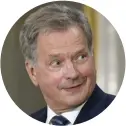  ?? FOTO: LEHTIKUVA/JUSSI NUKARI ?? Är Sauli Niinistö en president eller snarare en kunglighet, frågar sig författarn­a Matti Mörttinen och Lauri Nurmi som bland annat vill bryta det mytologisk­a skimmer som omger Sauli Niinistö.