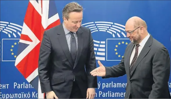  ?? OLIVIER HOSLET / EFE ?? El primer ministro británico, David Cameron, junto al presidente del Parlamento Europeo, Martin Schulz, ayer en Bruselas