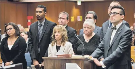  ?? Michael Owen Baker For The Times ?? DEFENDANTS Stefanie Rodriguez, far left, Gregory Merritt, fourth from left, Patricia Clement, third from right, and Kevin Bom, second from right, are accused of ignoring evidence of repeated abuse and downplayin­g Gabriel Fernandez’s injuries before his...
