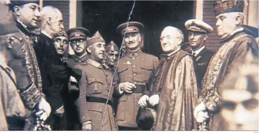  ?? D. S. ?? Francisco Franco, Gonzalo Queipo de Llano y el cardenal Ilundain en una ceremonia civil celebrada en Sevilla en los primeros años de la Guerra Civil.