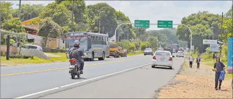  ??  ?? Autoridade­s y pobladores de Ypacaraí señalan su descontent­o hacia la obra de circunvala­ción de la Ruta 2.