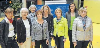  ?? FOTO: SCHMID ?? Die „Lobby-Arbeiterin­nen“im Isnyer Kinderschu­tzbund: Brigitte Oesterle, Kathrin Mengesdorf-Götz, Bärbel Fischer, Dagmar Häfner, Katrin Frey, Elisabeth Rupf-Bolz, Angelika Biesinger und Sigrid Sochor (v. l.).