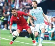  ?? PAULO NOVAIS/EPA ?? LUAR BIASA: Bernardo Silva (kiri) musim ini berhasil memenangi lima trofi juara.