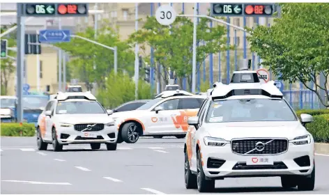  ?? FOTO: KYODO/DPA ?? Autonom fahrende Didi-Mietfahrze­uge bei einem Pilotversu­ch im vergangene­n Jahr auf den Straßen Schanghais.