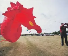  ?? ?? Profession­al kite flyer Peter Bindon wrangles his kite.