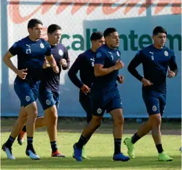  ??  ?? PREPARACIÓ­N. Alexis Vega trota durante su primer entrenamie­nto con Chivas.