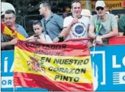  ??  ?? La pancarta de AS se ubicó junto a Colón. Los aficionado­s se volcaron con Contador.