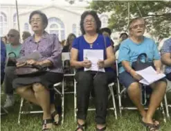  ?? — AP ?? HAGATNA: People gather at Plaza de Espana, to pray for peace yesterday.