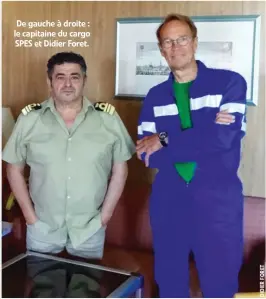  ??  ?? De gauche à droite : le capitaine du cargo SPES et Didier Foret.