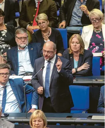  ?? Foto: Christian Thiel, Imago ?? Voller Emotion versucht Martin Schulz, rhetorisch­e Tricks des AfD Fraktionsc­hefs zu entlarven. Schulz erinnern Worte und Taktik von AfD Chef Alexander Gauland an düsterste Nazi Zeiten.