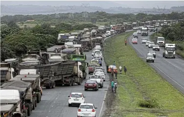  ?? Picture:
Sandile Ndlovu ?? Congestion and delays along the John Ross highway and on the N2 waiting to offload cargo at the Port of Richards Bay. The collapse of state enterprise­s like Transnet have brought the economy to its knees.