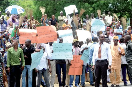  ??  ?? Aggrieved members of the All Progressiv­es Congress, Somolu Local Government Area, protesting over the party’s ward congress at Lagos House of Assembly in Ikeja yesterday.