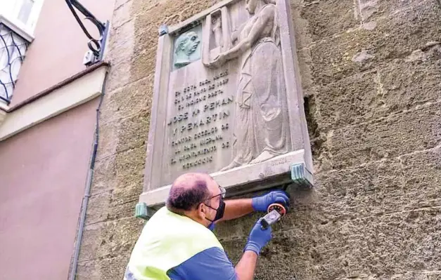  ?? MANUEL FERNÁNDEZ ?? Un operario retira la placa del periodista y dramaturgo José María Pemán situada en la calle gaditana de Isabel La Católica