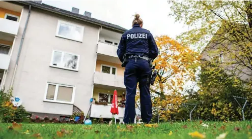  ?? FOTO: GUIDO KIRCHNER / DPA ?? Das Mehrfamili­enhaus im ostwestfäl­ischen Detmold, in dem sich sich die Bluttat ereignet hat.