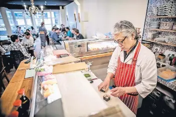  ?? RP-FOTO: ANDREAS ENDERMANN ?? Sushi-Meister Yoshinori Oshino zaubert in seinem Bereich.