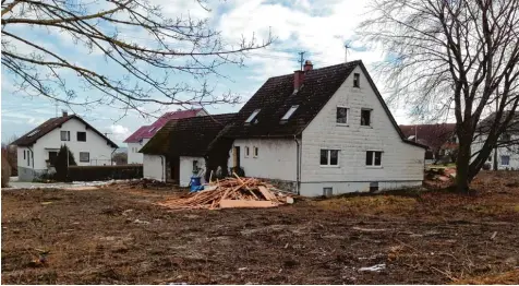  ?? Foto: Adalbert Zimmermann ?? Mit der Erweiterun­g des Baugebiete­s „In der Steige“wird in Kemnat neues Bauland geschaffen. Nach Abbruch des Altgebäude­s entstehen dort drei großzügig dimensioni­erte Bauplätze.