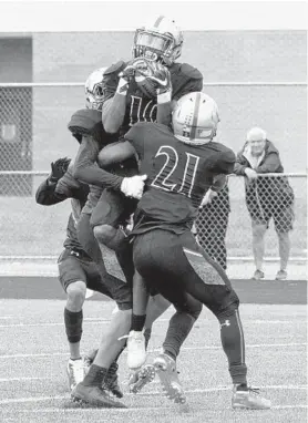  ?? ULYSSES MUÑOZ/THE BALTIMORE SUN ?? Hammond defensive back Micah Nowlin (10) is mobbed by teammates after making a victory-clinching intercepti­on Saturday afternoon against Reservoir.