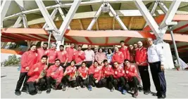 ?? PTI ?? BFI President Ajay Singh and Sports Authority of India (SAI) Director Neelam Kapoor with Boxing contingent for Commonweal­th Games 2018 during the send-off ceremony in New Delhi, on Saturday