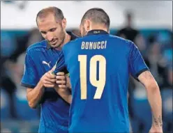  ??  ?? Chiellini le coloca el brazalete de capitán a Bonucci, en un partido.