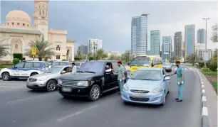  ??  ?? Police officers distribute awareness leaflets among motorists as part of the campaign.