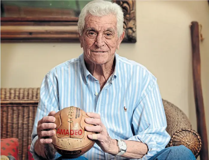  ?? Mauro alfieri ?? Amadeo con la pelota de tiento que lleva su nombre; a los 91 años, la leyenda de River todavía parece tener los guantes puestos