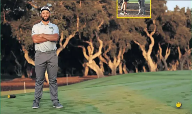  ?? ?? Jon Rahm posa sonriente en uno de los tees de Valderrama, con los típicos olivos que pueblan el campo gaditano a su espalda, antes del comienzo del Andalucía Masters.