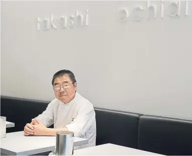  ??  ?? El mestre pastisser Takashi Ochiai, a la seva pastisseri­a.