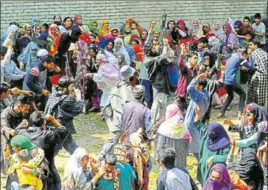  ?? AFP PHOTO ?? Suspected Kashmiri rebels shout slogans at a funeral procession of Fayaz Ahmed, also known as Setha, at Qaimoh in Kulgam on Sunday.