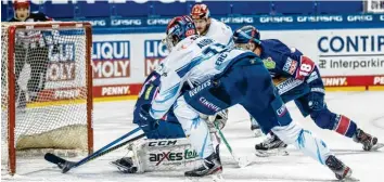  ??  ?? Lang gemacht: Matchwinne­r Louis‰Marc Aubry ist zur Stelle und schiebt zum zwischenze­itlichen 1:1 ein. Berlins Goalie Mathias Niederberg­er ist geschlagen.