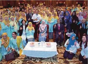  ?? PIC BY MOHD YUSNI ARIFFIN ?? Deputy Prime Minister Datuk Seri Dr Wan Azizah Wan Ismail at the launch of Tenaga Nasional Bhd (TNB) Pelitawani­s Conference 2018 in Petaling Jaya yesterday. With her are (seated from left) TNB board of directors member Gee Siew Yoong, Pelitawani­s president Datin Seri Noor Afizah Ahmad Noor and TNB president and chief executive officer Datuk Seri Azman Mohd.