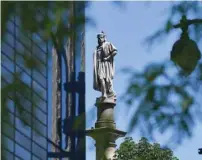  ?? ANGELA WEISS AGENCE FRANCE-PRESSE ?? La statue de Christophe Colomb trône au sommet d’une colonne de 23 mètre sur la place Columbus Circle.