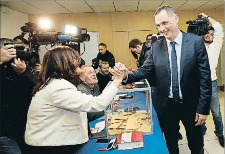  ?? PASCAL POCHARD-CASABIANCA / AFP ?? El candidato nacionalis­ta Gilles Simeoni, en el momento de votar ayer en Bastia