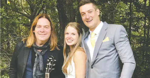  ?? BRENDAN PADDICK / TWITTER ?? After more than a year of being courted on Twitter to perform at the big event, Alan Doyle surprised a Calgary couple on their wedding day.