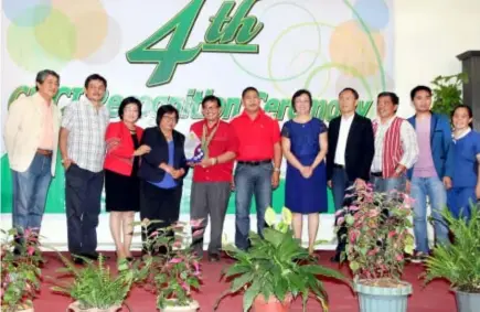  ?? Photo by Milo Brioso ?? 2ND MOST COMPETETIV­E LGU. Bauko Mayor Abraham Akilit(5th from left) receives the award for government efficiency among the third to sixth class municipali­ties during the 4th Cities and Municipali­ties Competitiv­eness Index(CMCI) recognitio­n award...