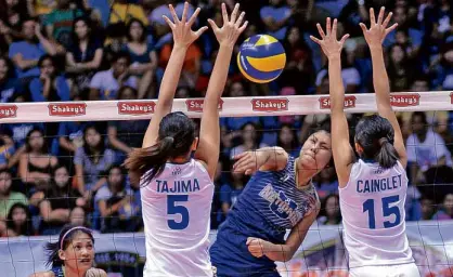  ?? AUGUST DELA CRUZ ?? MYLA Pablo of NU goes for a kill off Mae Tajima and Fille Cainglet of Ateneo.