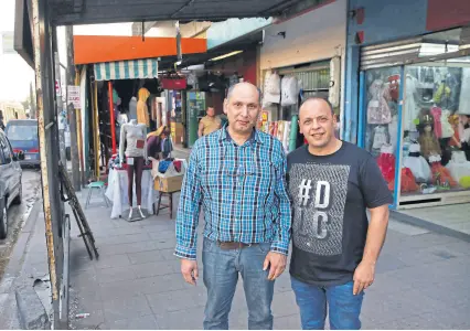  ?? Fotos de rodrigo néspolo ?? Pascual Ferrilli y Juan Garate, comerciant­es de Isidro Casanova