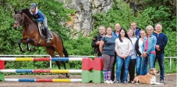  ?? Foto: Matthias Schäfer ?? Die neu gewählte Vorstand der Haunsheime­r Pferdespor­tler mit Springreit­erin und Jugendleit­erin Nadja Ostertag über dem Hin dernis auf „Lucy“.