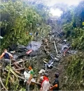  ?? FOTO CORTESÍA ?? Por este barranco cayó el bus de escalera que transporta­ba a los campesinos de Sabanalarg­a.