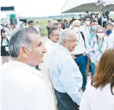  ??  ?? • Llegada López Obrador al lugar donde será el complejo petrolero.