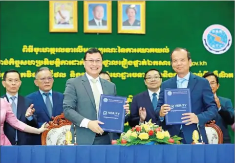  ?? HONG MENEA ?? Agricultur­e minister Dith Tina (left) and his telecoms counterpar­t Chea Vandeth pose for photos after the MoU signing on May 2.