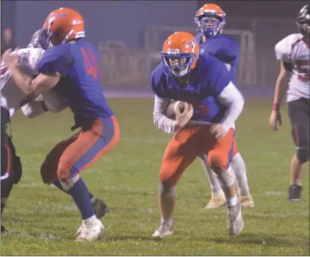 ?? MEDIANEWS GROUP ?? Bryson Carinci looking to make it into the endzone in Oneida’s game against Chittenang­o