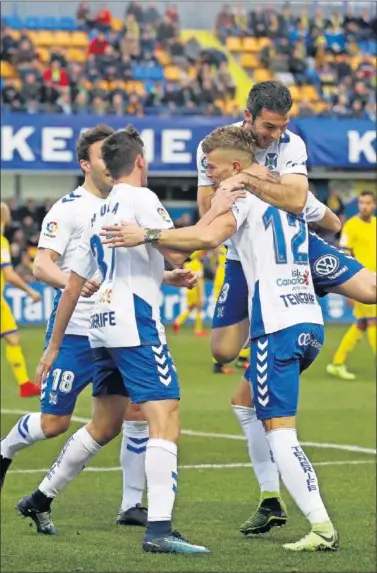  ??  ?? FESTEJO. Samuele Longo adelantó a los insulares de penalti y llegó al décimo gol de la temporada